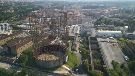 Luftdrohnenschwenkaufnahme-über-Gasometro-Oder-Gazometro-Im-Ostiense-Viertel-Von-Rom,-Italien,-Tagsüber