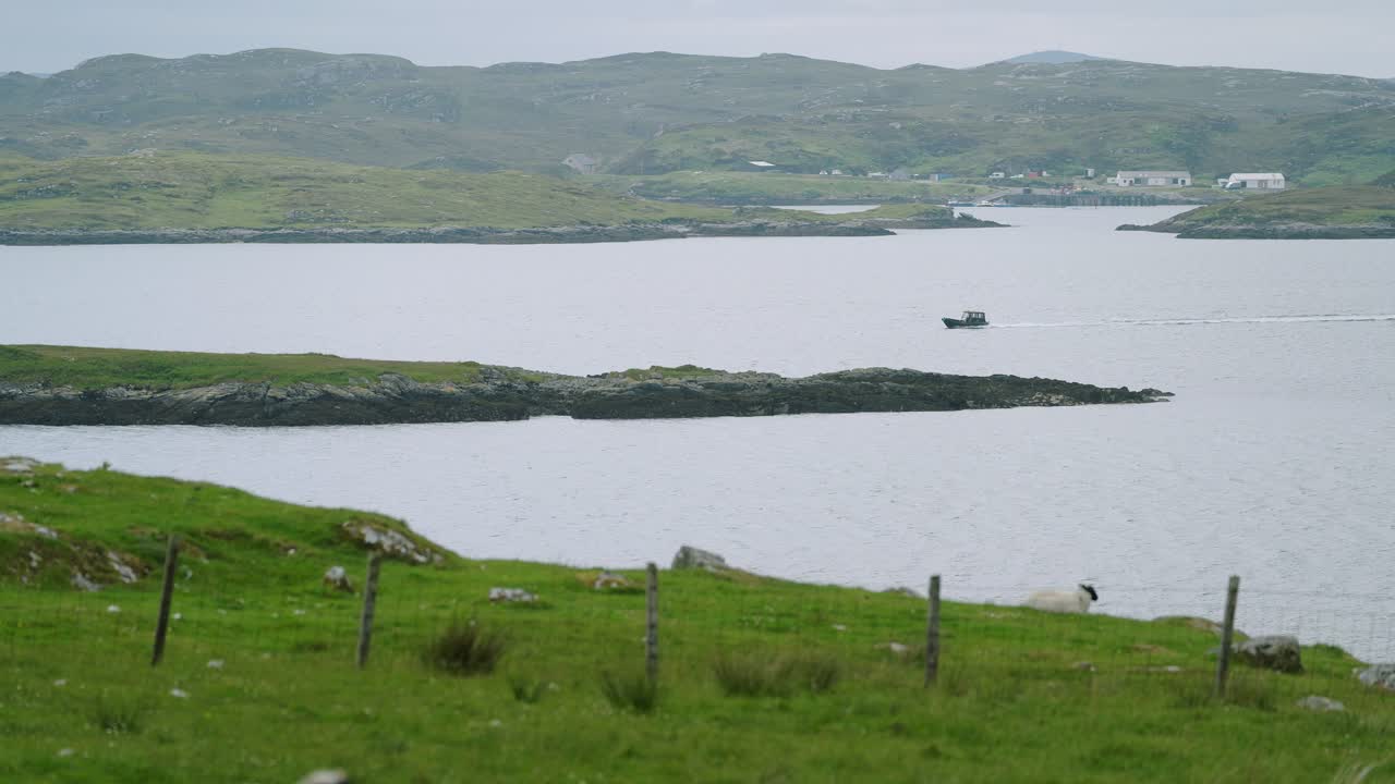 Toma panorámica de una lancha motora navegando por la costa de Callanish en Lewis