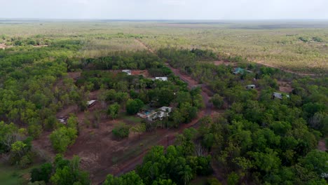 vista aérea de una propiedad rural rodeada de campos abiertos y vegetación natural