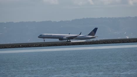 Avión-De-United-Airlines-Aterrizando-En-El-Aeropuerto