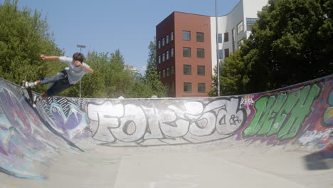 Kaukasischer-Junge,-Der-Im-Park-Skateboard-Fährt.