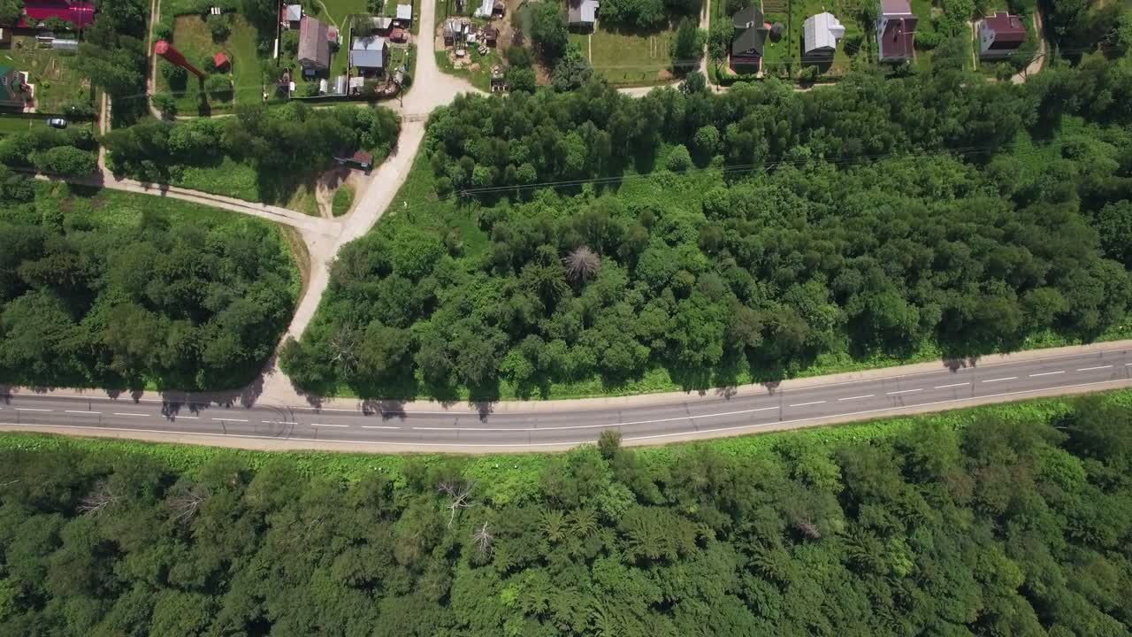 여름에 태양의 날에 시골 집의  풍경 러시아