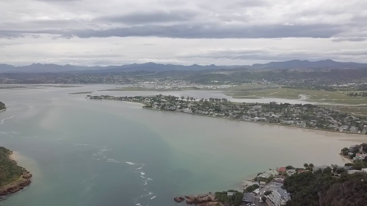 knysna 석호, 조용한 레저 섬 및 주변의 푸른 언덕, 공중