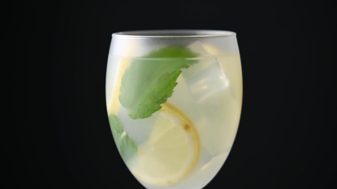 Cocktail Hugo Spritz in bicchiere.