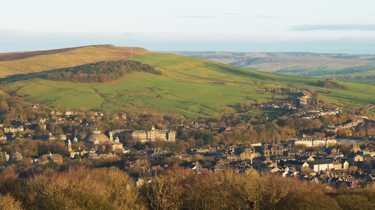 Vista panoramica di una piccola città inglese circondata da dolci colline