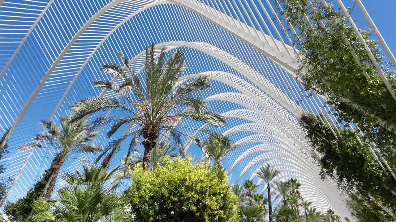 un parque de aspecto mediterráneo tropical con una arquitectura moderna en una ciudad española