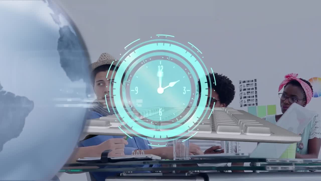 작업 중 다양한 동료에 대한 데이터를 처리하는 스캐너에 있는 지구와 시계의 애니메이션