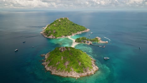 Fly-over-Koh-Nang-Yuan-Island,-Koh-Tao-in-Thailand