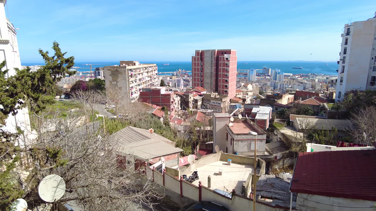 vista panorámica de la ciudad de argel capita de argelia en un día soleado en la bahía de argel