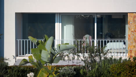 Balkon-Mit-üppiger-Vegetation-Im-Vordergrund-In-Portugal