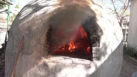 Brot-Backen-Im-Lehmofen,-Traditionelle-Bäckerei-Mit-Gebäck-In-Zeitlupe