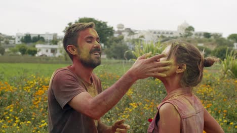 los turistas celebran el tradicional festival hindú de colores de las vacaciones