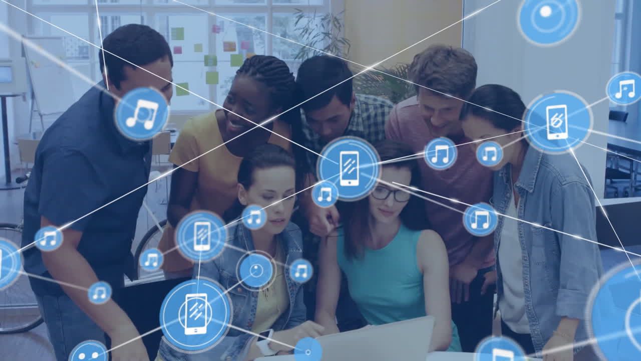 사무실에서 다양한 사업가들과의 아이콘과의 연결 네트워크의 애니메이션