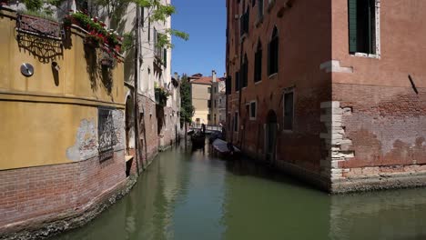 italia, los canales de venecia en un día soleado. los gondoleros conducen a los turistas por los canales de la ciudad.