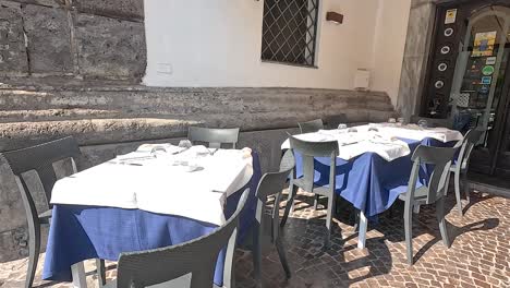 empty tables at a sorrento restaurant