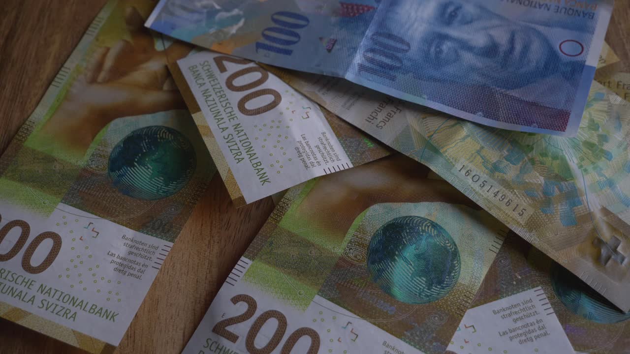 Nærbillede af schweiziske penge, to hundrede CHF franc, detalje af pengesedler