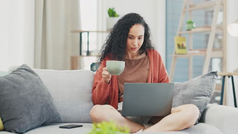mujer, café y portátil en el sofá en la sala de estar