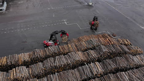 Zwei-Gabelstapler-Traktoren,-Die-Holz-Tragen