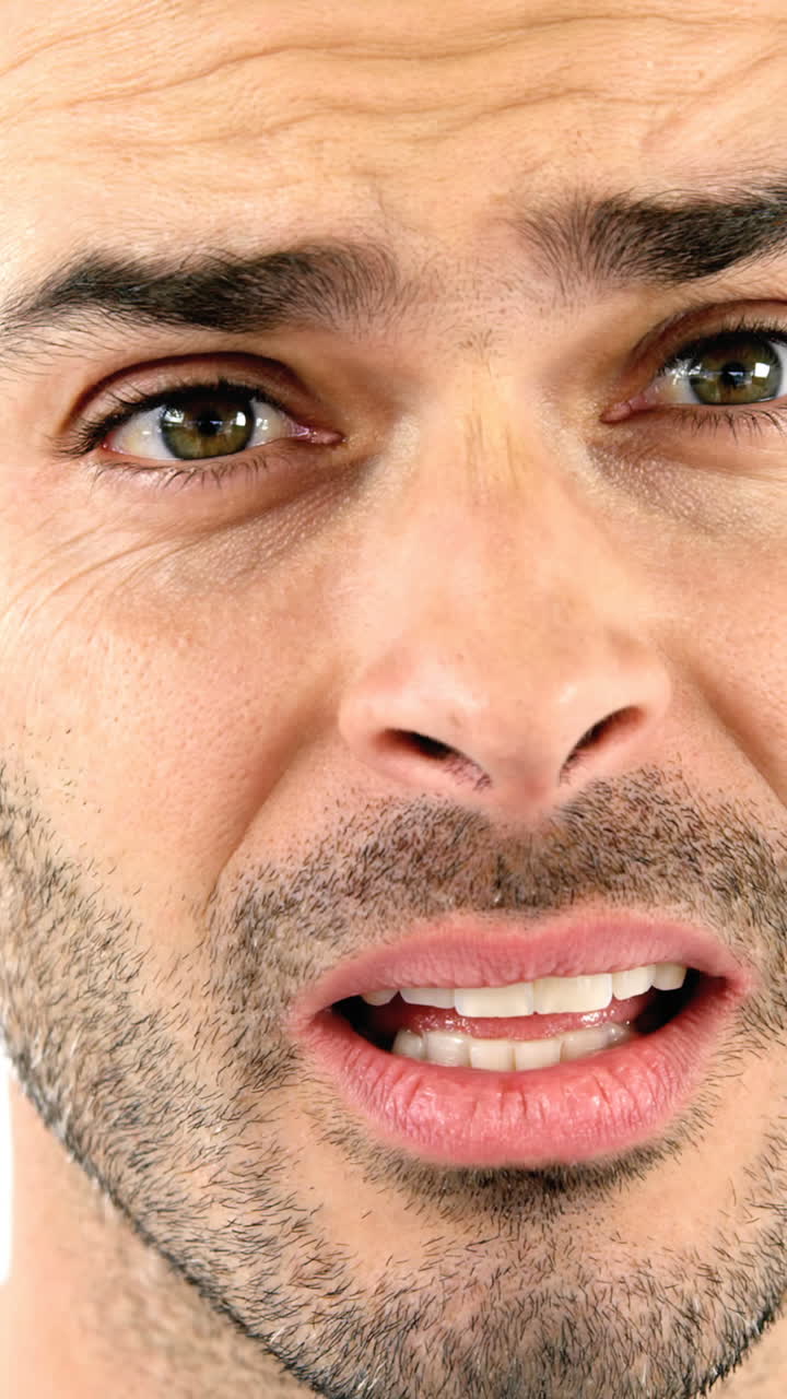 hombre molesto en fondo blanco