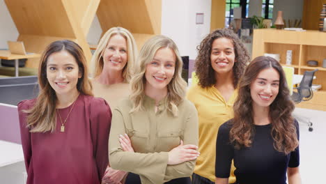 Retrato-De-Un-Sonriente-Equipo-Empresarial-Femenino-Multicultural-De-Pie-En-Una-Moderna-Oficina-Abierta