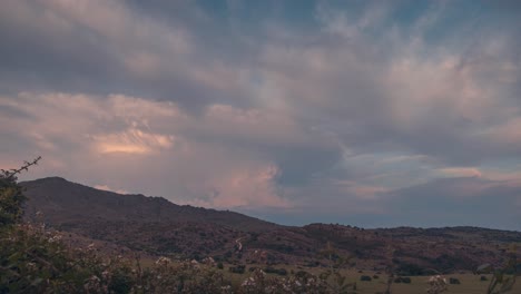 Zeitraffer-Stürmischer-Himmel-Mit-Sich-Bildenden-Cumulonimbus-Wolken-Und-Beleuchtet-Von-Der-Untergehenden-Sonne-Während-Des-Sonnenuntergangs-In-Madrid