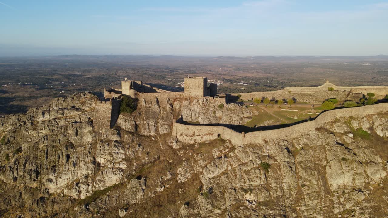 Un drone vola attraverso uno stormo parallelamente al Castello di Marvão e al villaggio circostante.
