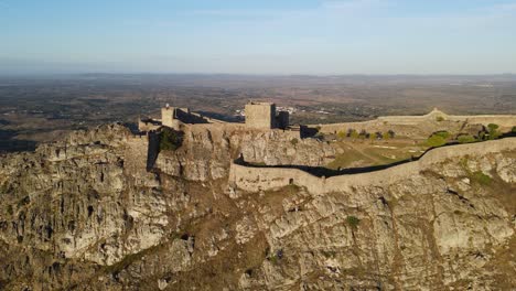 Eine-Drohne-Fliegt-Durch-Einen-Schwarm-Parallel-Zur-Burg-Marvão-Und-Dem-Umliegenden-Dorf