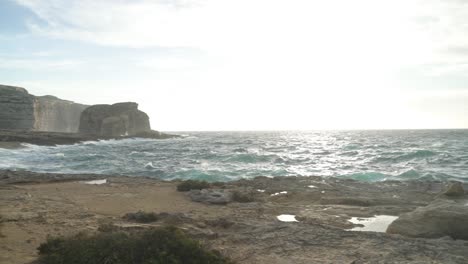 vista panorámica de la roca fungosa - un pequeño islote en forma de piedra caliza de 60 metros de altura
