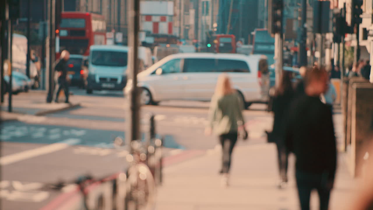 런던 시티 스트리트 슬로우 모션으로 걸어다니는 익명의 사람들