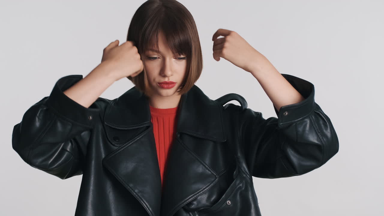 머리카락 을 고치고 있는 젊은 여자