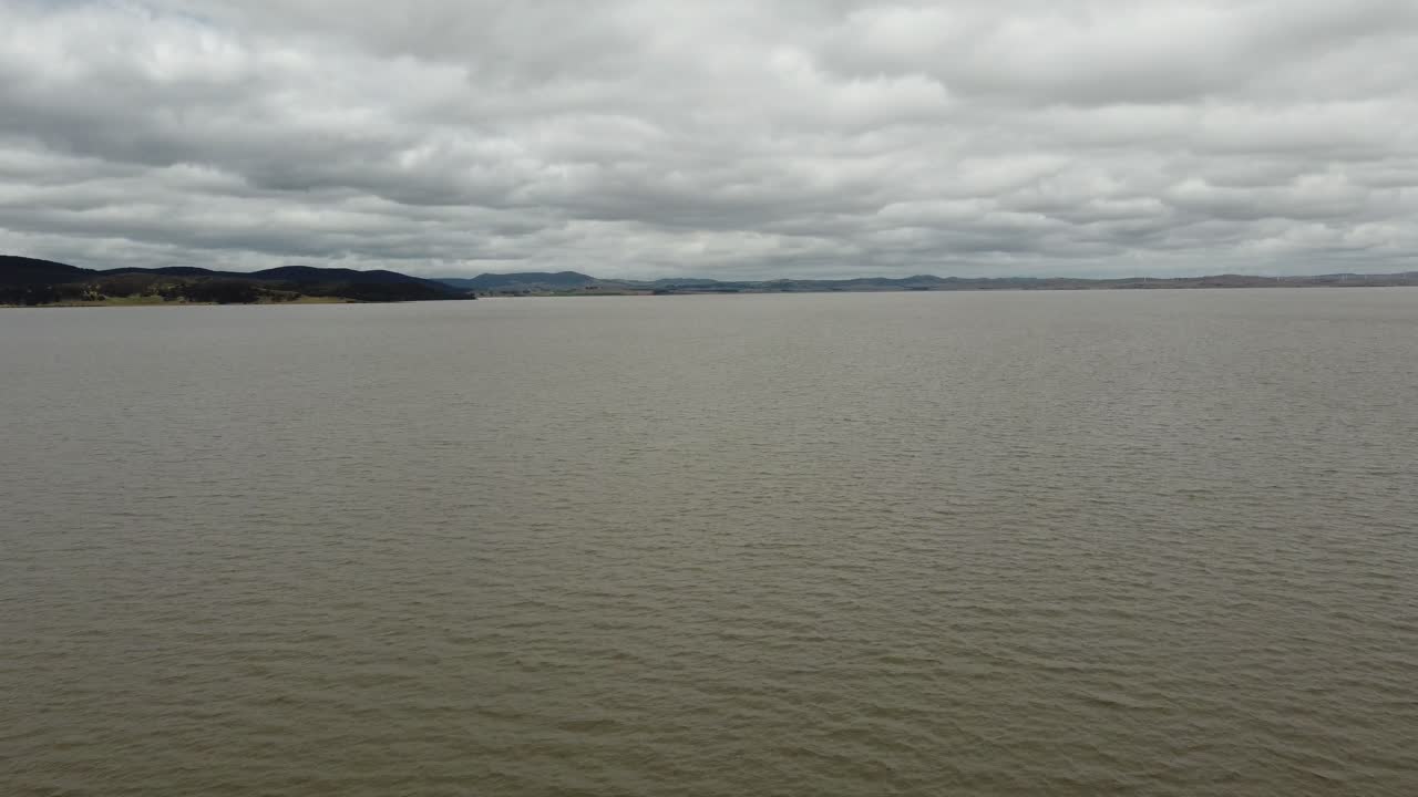 드론 이 산 을 향해 진 ⁇  한 호수 를 날고 있다