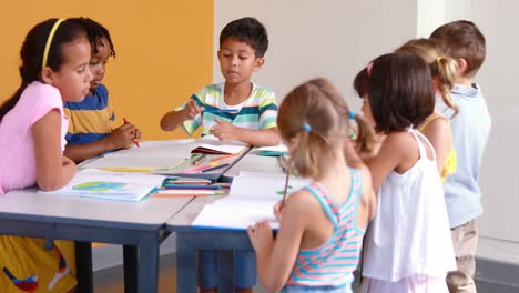 niños de escuela estudiando en el aula