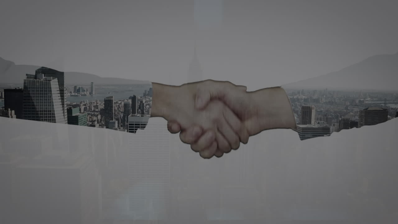 gráfico de la tarta sobre la sección media del hombre de negocios y la mujer de negocios estrechando las manos contra el paisaje urbano