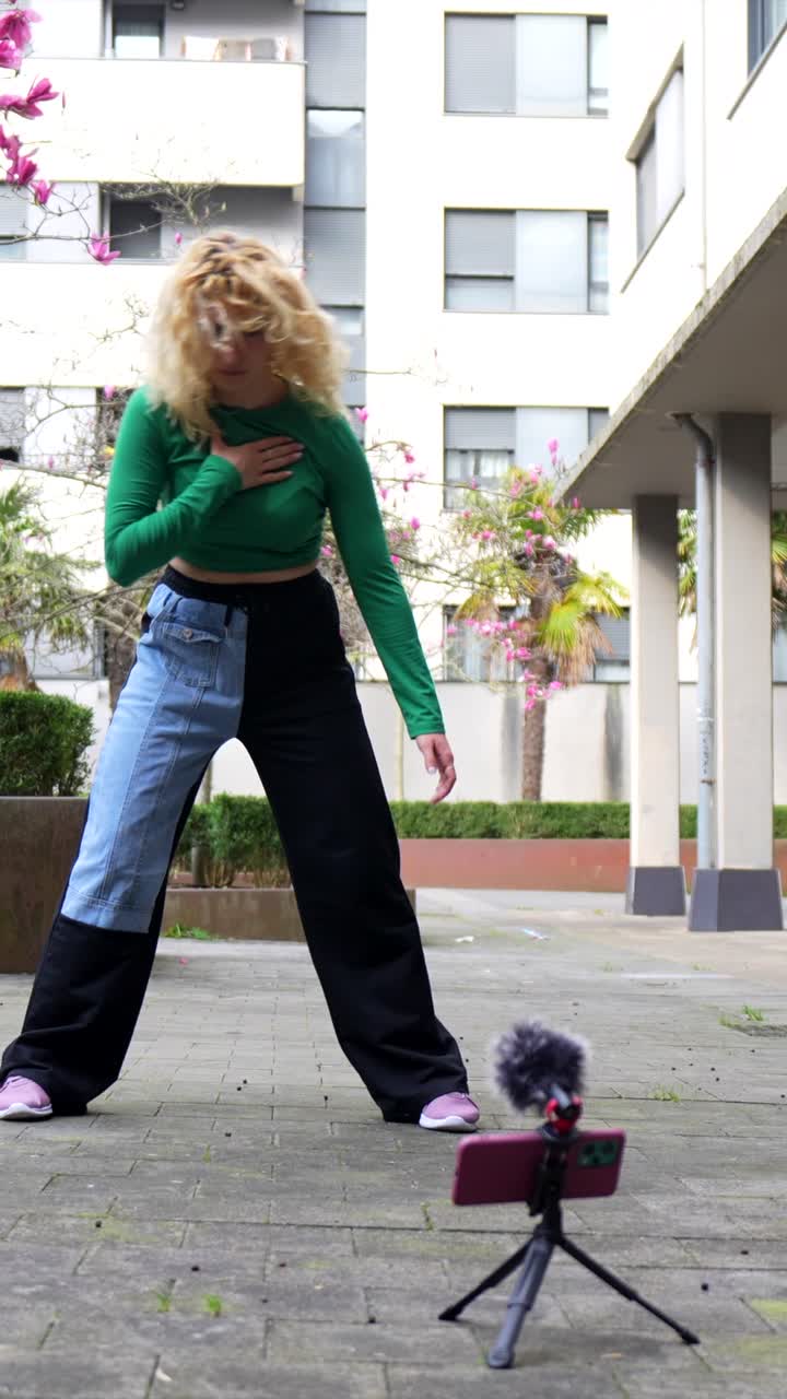 Donna che balla e registra un vlog in un ambiente urbano