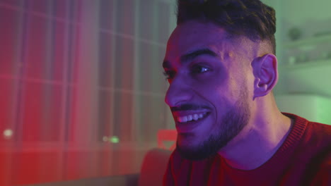 el hombre sonriendo.