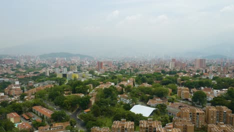 Vista-Aérea-Del-Valle-De-Aburra-Con-árboles-Verdes-Debajo-En-Un-Día-Nublado