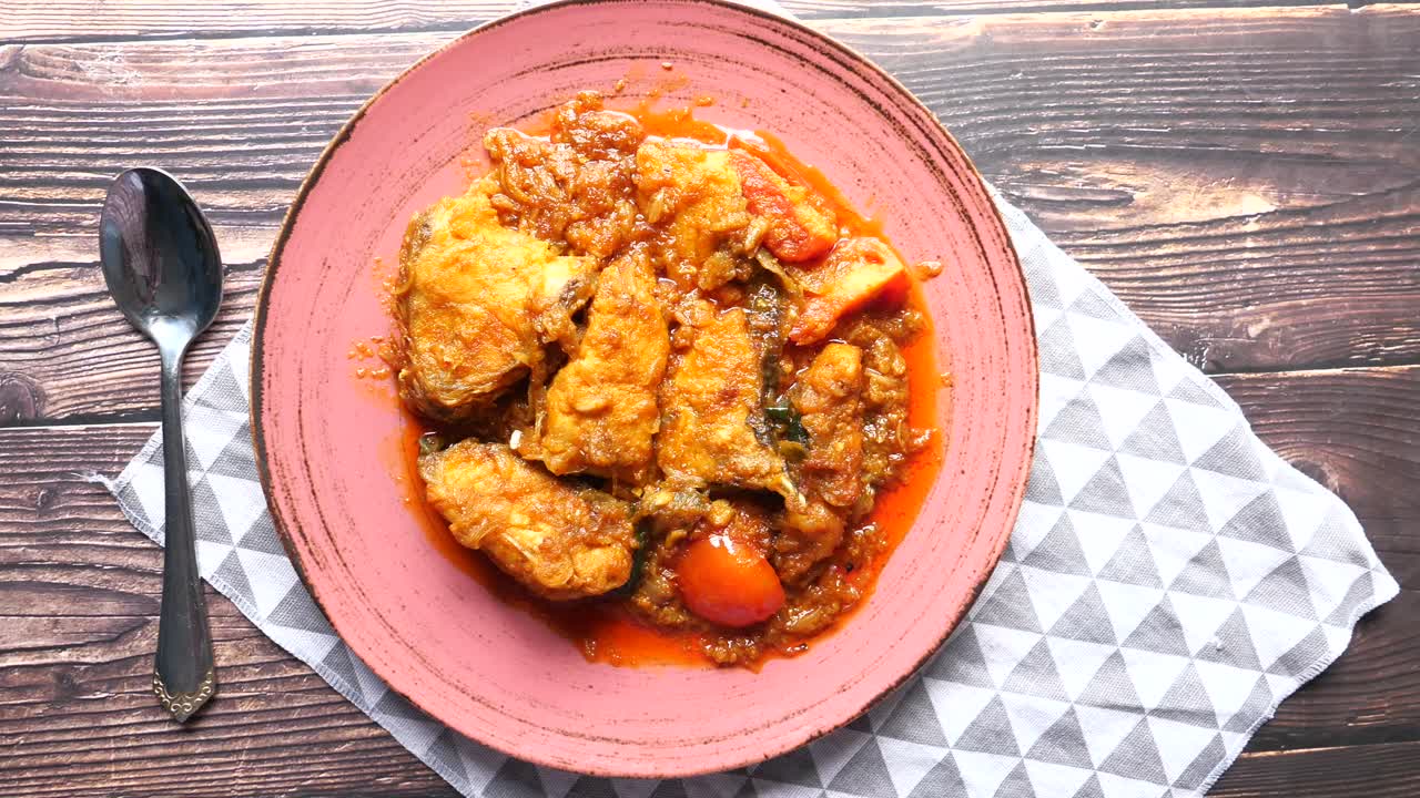 plato de curry de pescado