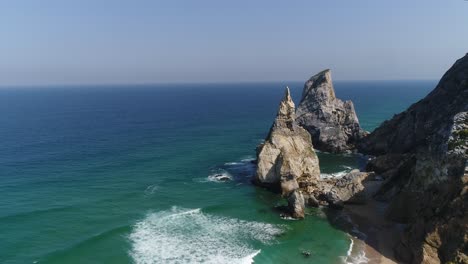 vista aérea de praia da ursa es una playa desierta ubicada en sintra, portugal