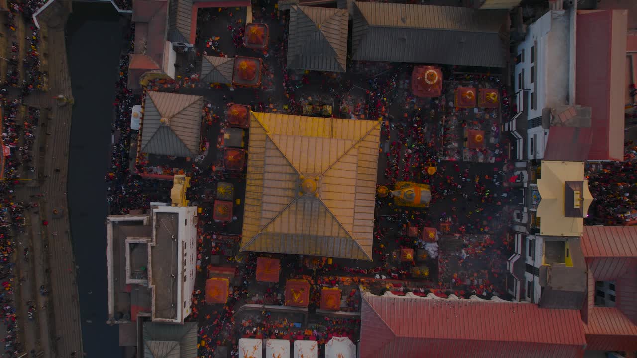 Il tempio di Pashupatinath a Kathmandu ripreso da un drone durante l'ora d'oro prima del tramonto a Shivaratri