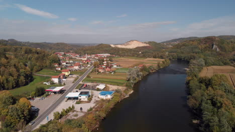 Carretera-De-Bosnia-A-Través-Del-Paisaje-Rural-Remoto-De-Doboj,-Vista-Aérea-Ascendente-Sobre-El-Río-Neretva