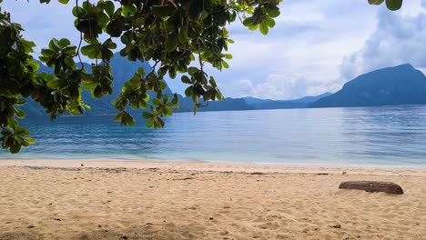 Einsamer-Sandstrand-Und-Schatten-Der-Bäume-Auf-Einer-Exotischen-Tropischen-Insel,-Panorama