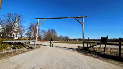 eine schöne junge frau entspannt sich im herbst im freien in der mitte eines parks