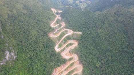 Die-Drohne-Bewegt-Sich-Rückwärts-Und-Offenbart-Einen-Atemberaubenden-Blick-Auf-Den-Zickzackförmigen-Gebirgspass-In-Cao-Bang,-Vietnam