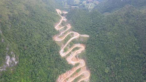 el dron se mueve hacia atrás revelando una vista impresionante del paso montañoso en zigzag en cao bang, vietnam.