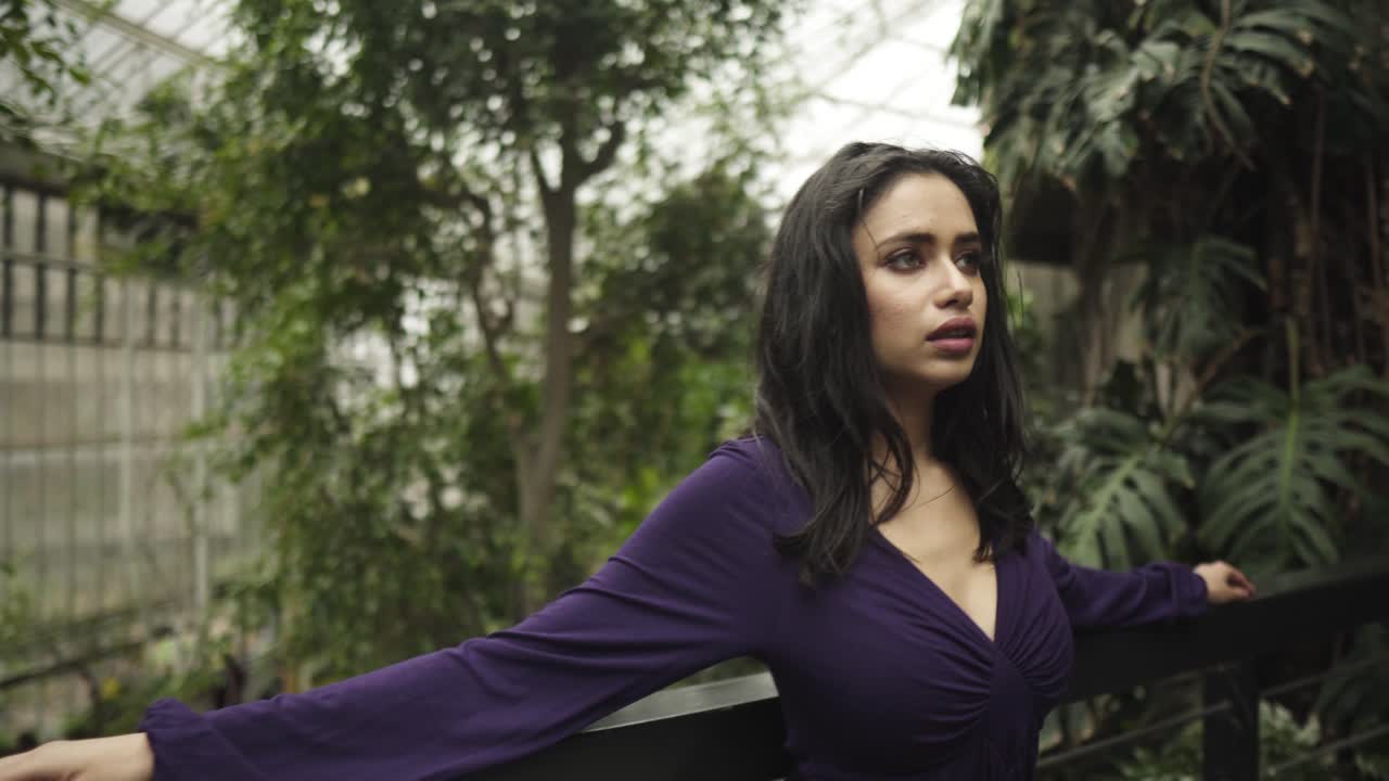 녹지로 둘러싸인 온실에서 포즈를 취하는 고딕 스타일의 인도 여성