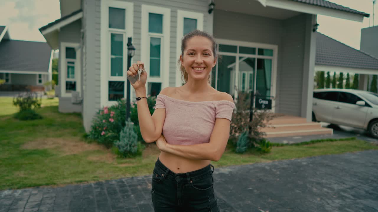 mujer con las llaves de la casa