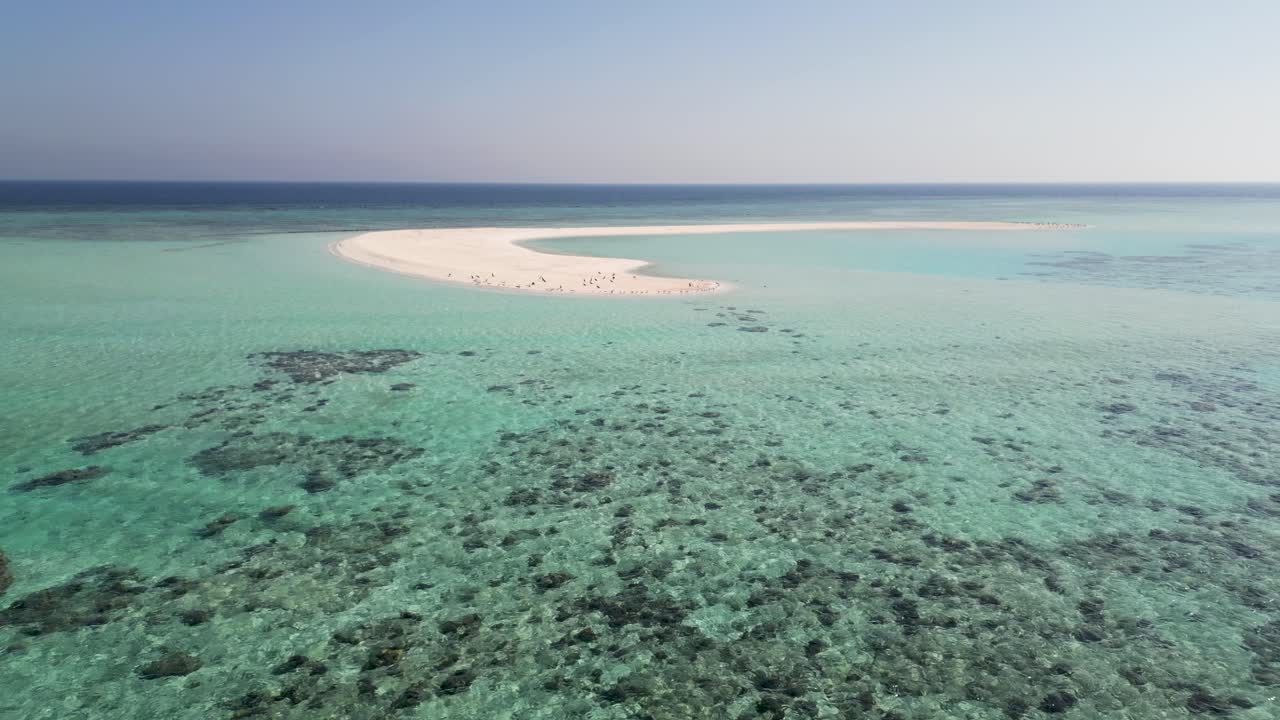 "Droneoptagelser, Saudi-Arabien" Denne betagende dronevideo viser fantastiske landskaber i Saudi-Arabien og fanger unikke udsigter over dets naturlige skønhed og kulturelle vartegn. Ideel til turisme.