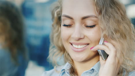 Retrato-De-Mujer-Atractiva-Hablando-Por-Teléfono-Viento-Soplando-En-Su-Cabello-Emociones-Positivas