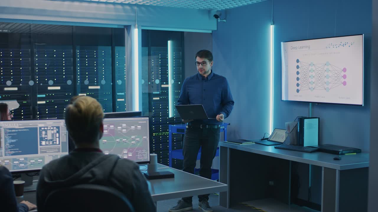 equipo de desarrolladores de ti profesionales tienen una reunión, el orador habla sobre el nuevo desarrollo de software basado en blockchain mostrado en la televisión. concepto: aprendizaje profundo, inteligencia artificial, minería de datos, red neuronal