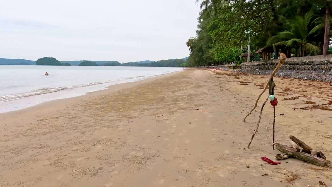 tranquila playa de arena con exuberante vegetación en krabi, tailandia